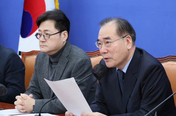 더불어민주당 이개호 정책위의장이 8일 국회에서 열린 정책조정회의에서 발언하고 있다. 왼쪽은 홍익표 원내대표. 2024.2.8. 연합뉴스
