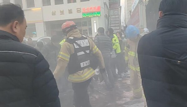 경찰이 2일 국민의힘 여의도 중앙당사 앞에서 분신을 시도한 장일 전 서울 노원을당협위원장을 제압하고 있다. 2024.3.4. 연합뉴스