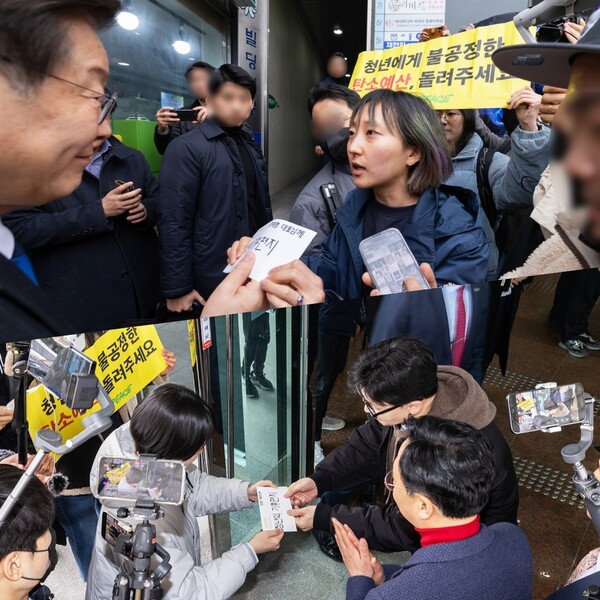 이재명 더불어민주당 대표(위)와 한동훈 국민의힘 비상대책위원장이 그린피스 청년 활동가가 전하는 기후 편지를 받아 들었다. [그린피스 제공]