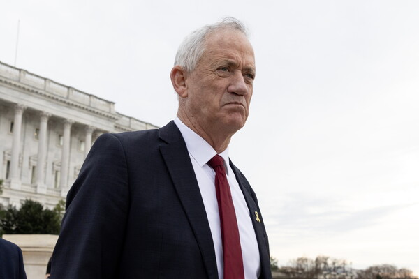 이스라엘 전시 내각 2인자인 베니 간츠 국가통합당 대표가 4일(현지시간) 워싱턴에서 미치 매코널 미 상원 원내대표를 만난 뒤 국회의사당을 나오고 있다. 네타냐후 이스라엘 총리는 간츠 대표의 미국 방문이 정부 승인 없이 이뤄진 것이라며 불편해하고 있다. 2024.03.05. EPA 연합뉴스