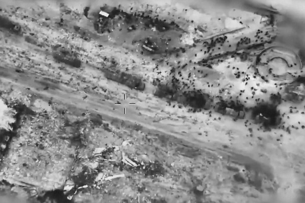 2월 29일 가자 북부에서 인도지원 물자를 실은 트럭들에 몰려 든 팔레스타인 주민들. 1백여 명이 숨진 참사가 이곳에서 일어났다. 이스라엘군이 공개한 동영상 화면 캡처.  2024.2.29. AP 연합뉴스