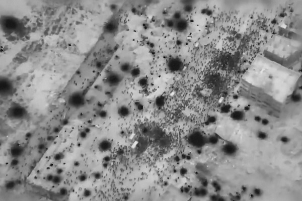 2월 29일 처음으로 가자 북부지역에 대규모 인도지원 구호품을 실은 트럭들이 가자 시에 들어서자 수많은 주민들이 그것을 에워싸고 있다. 이스라엘군이 공개한 동영상 화면 캡처. 2024.2.29. AP 연합뉴스