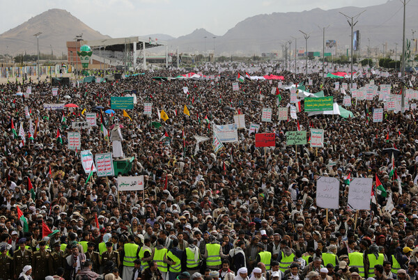 주로 후티 지지자로 구성된 시위대가 2024년 3월 1일 예멘 사나에서 가자지구의 팔레스타인인에 대한 지지를 보여주기 위해 집회를 열고 있다. 2024.3.1 로이터 연합뉴스