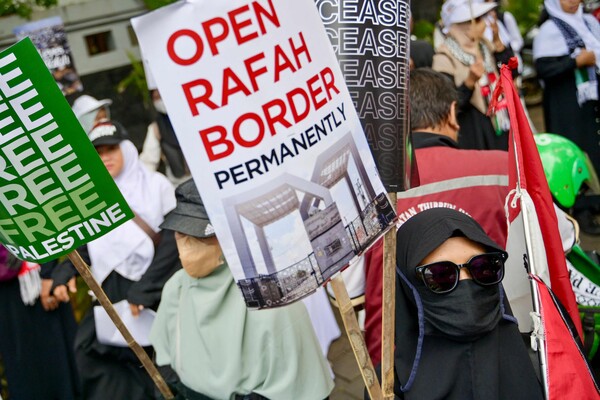 인도네시아 수도 자카르타 주민들이 4일(현지시간) 이곳 이집트 대사관 앞에서 팔레스타인 가자지구 남단에서 이집트로 통하는 라파 검문소 개방을 촉구하고 있다. 이집트는 가자지구에서 난민들이 대거 몰려올 것을 우려해 검문소를 열지 않고 있다. 2024.02.04. AFP 연합뉴스