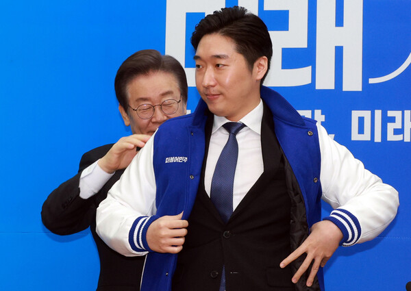 더불어민주당 이재명 대표가 17일 오전 국회에서 열린 인재환영식에서 대한민국임시정부기념사업회 김용만 이사에게 당 점퍼를 입혀주고 있다. 2024.1.17. 연합뉴스