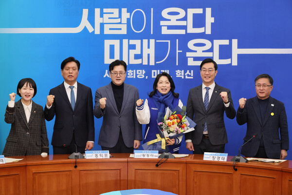 더불어민주당 홍익표 원내대표가 8일 오전 국회에서 열린 영입인재 환영식에서 황정아 한국천문연구원 책임연구원에게 점퍼를 입혀주고 포즈를 취하고 있다. 2024.1.8. 연합뉴스