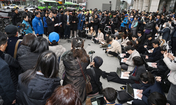 더불어민주당 이재명 대표가 5일 서울 영등포역 앞에서 긴급 기자회견을 하고 있다. 2024.3.5 [공동취재] 연합뉴스