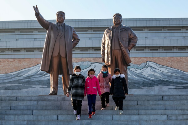 북한의 평양 만수대 언덕에 있는 김일성 주석과 김정일 국방위원장의 동상 앞에 서 있는 어린이들의 모습. 2024. 02. 09 [타스=연합뉴스]