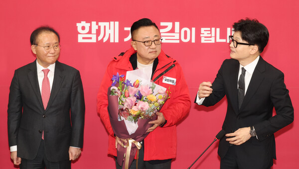 국민의힘 한동훈 비상대책위원장이 지난달 22일 국회에서 열린 인재영입 환영식에서 고동진 전 삼성전자 사장을 소개하고 있다.[연합뉴스 자료사진]