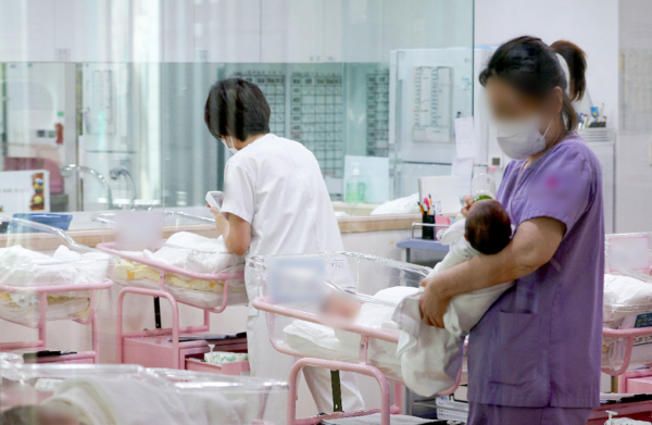 분기 출산율이 처음으로 0.6명대로 떨어지며 저출산 현상이 이어지고 있는 가운데 지난 2월28일 오후 서울 시내 한 산후조리원 신생아실에서 간호사 등 관계자들이 신생아들을 돌보고 있다. 통계청 '2023년 출생·사망 통계'와 '2023년 12월 인구동향'에 따르면 지난해 출생아 수는 23만 명으로 전년(24만 9200명)보다 1만 9200명(7.7%) 줄어들며 지난해에 이어 또 역대 최저를 기록했다. 지난해 4분기 합계출산율은 0.65명으로 사상 처음으로 0.6명대로 떨어졌다. /연합뉴스