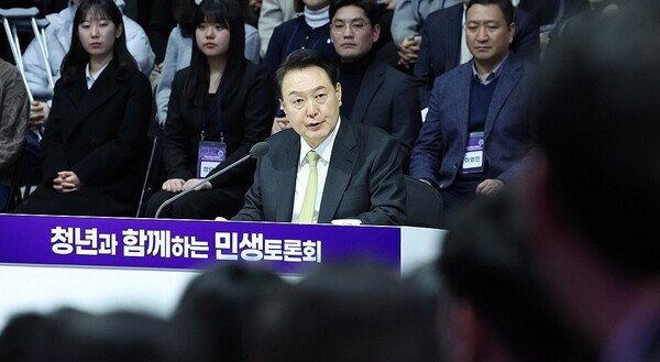 윤석열 대통령이 5일 경기 광명시 아이벡스 스튜디오에서 '청년의 힘으로! 도약하는 대한민국!'을 주제로 열린 열일곱 번째 국민과 함께하는 민생토론회에서 발언하고 있다. 2024.3.5 연합뉴스