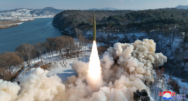 북한이 고체연료를 사용한 극초음속 중장거리 탄도미사일(IRBM) 시험 발사에 성공했다고 조선중앙통신이 15일 보도했다. 2024.1.15. 연합뉴스