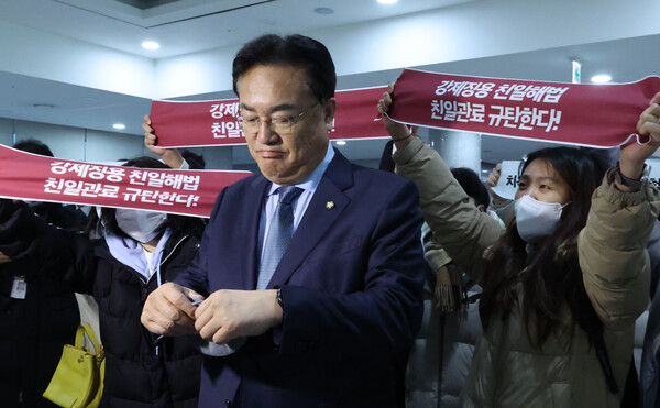 한일의원연맹 회장인 국민의힘 정진석 비상대책위원장이 12일 서울 여의도 국회 의원회관에서 열린 강제징용 해법 논의를 위한 공개토론회에 참석한 뒤 이동하며 겨레하나 회원들의 항의를 받고 있다. 2023.1.12. 연합뉴스