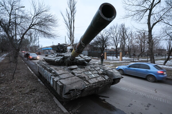 19일(현지시간) 도네츠크 거리에 러시아가 최근 아우디이우카 전선에서 빼앗은 우크라이나 전차 T-64가 세워져 있다. 러시아군은 17일 아우디이우카를 완전히 장악했다. 2024.02.20 타스 연합뉴스