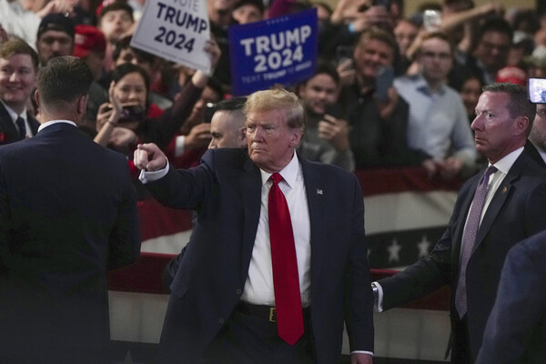 14일(현지시간) 미국 사우스캐롤라이나 주 노스찰스턴 컨벤션센터에서 열린 대선 유세에서 도널드 트럼프 전 대통령이 자신만만한 표정을 짓고 있다. 트럼프 전 대통령이 오는 24일 열리는 사우스캐롤라이나 프라이머리에서도 승리할 경우 공화당 내에서 그의 대세론이 더욱 굳어질 전망이다. 2024.02.15. AP 연합뉴스