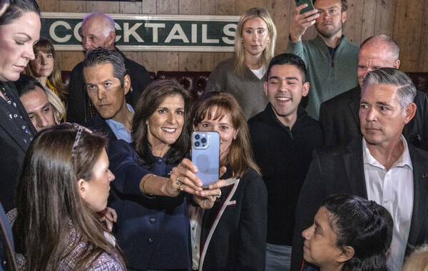 미국 공화당 대선후보 경선에 나선 니키 헤일리 전 유엔대사가 7일(현지시간) 캘리포니아주 코스타메사에서 유세 도중 지지자들과 '셀카'를 찍고 있다. 헤일리는 전날 공화당 대선후보 경선 선두 주자인 도널드 트럼프 전 대통령이 빠진 채 치러진 네바다주 프라이머리(예비선거)에서도 참패해 경선 사퇴 압박이 커지고 있다. 2024.02.08. AP 연합뉴스