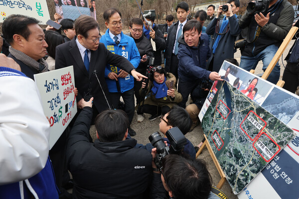 이재명 더불어민주당 이재명 대표가 7일 오전 경기 양평군 강상면 인근 서울·양평고속도로 특혜의혹 현장을 방문해 최재관 여주시양평군 후보에게 설명을 듣고 있다. 2024.3.7 연합뉴스[공동취재]