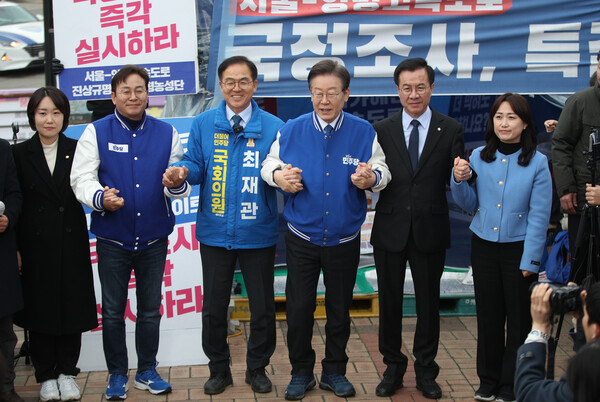 더불어민주당 이재명 대표가 7일 오전 경기 양평군 양평군청 앞 서울·양평 고속도로 국정농단 진상규명 촉구 농성장을 방문해 기념촬영을 하고 있다. 2024.3.7 연합뉴스 [공동취재]