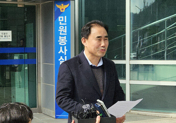 국민의힘 정우택 의원에게 돈 봉투를 건넸다고 주장하는 카페 사장의 법률 대리인인 김창환 변호사가 6일 오후 충북경찰청 앞에서 기자회견을 하고 있다. 2024.3.6. 연합뉴스