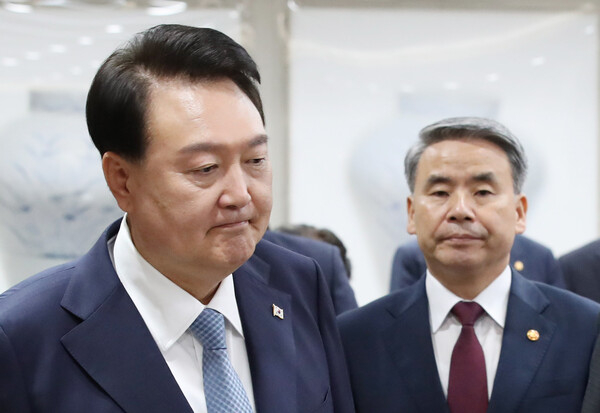 윤석열 대통령이 12일 서울 용산 대통령실 청사에서 열린 국무회의에 입장하고 있다. 오른쪽은 이종섭 국방부 장관. 2023.9.12 [대통령실통신사진기자단] 연합뉴스