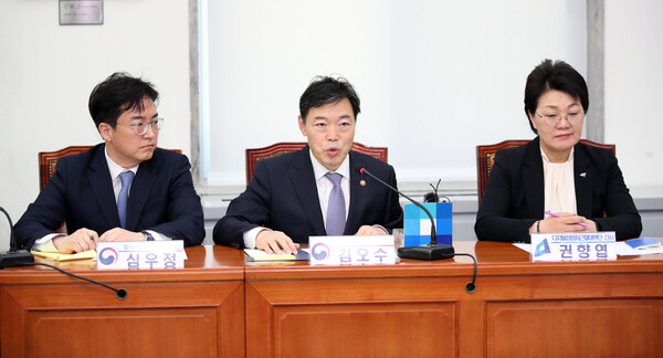 2020년 4월 5일 국회에서 열린 텔레그램 n번방 사건 대책 당정협의에 김오수 법무부 차관과 권향엽 민주당 디지털성범죄근절대책단 간사(오른쪽)가 참석하고 있다. 2020.4.5. 연합뉴스