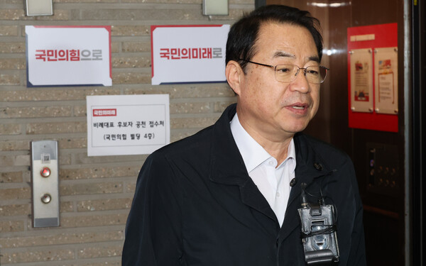 국민의힘 정영환 공천관리위원장이 6일 오전 여의도 당사에서 출근길에 기자들의 질문에 답하고 있다. 2024.3.6. 연합뉴스