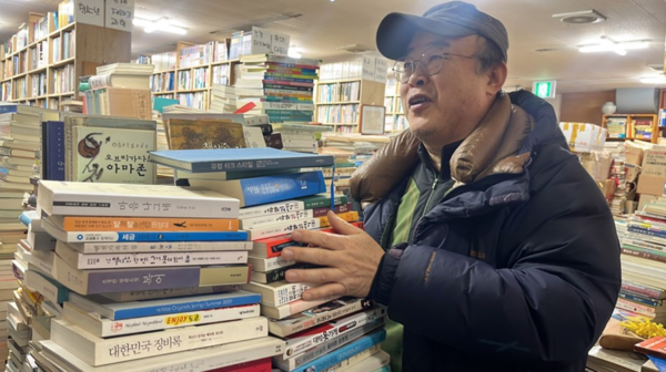송재웅 동림당 대표는 지하에 주체하지 못할 만큼 많은 책을 갖고 있다. © 박은서
