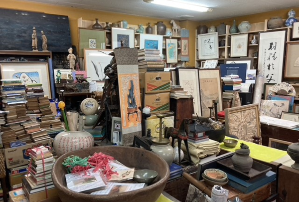 송재웅 동림당 대표가 모은 수천 점의 골동품과 고서적들. © 한종태