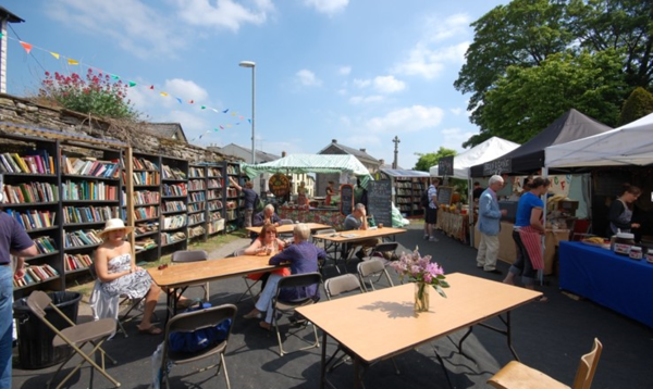 영국 웨일스 헤이 마을은 서점 관광객이 늘자 식당이나 숙소가 늘어나는 등 서점이 마을을 살렸다는 평가를 받고 있다. © wikipedia