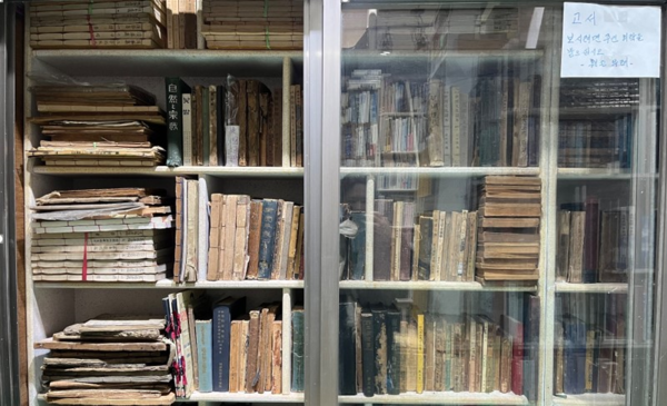 책밭서점의 잠가 둔 서가에는 비싼 고서적도 전시돼 있는데 책장 오른쪽 위에 ‘보시려면 주인 허락을 받으십시오’란 안내글이 붙어 있다. © 박은서