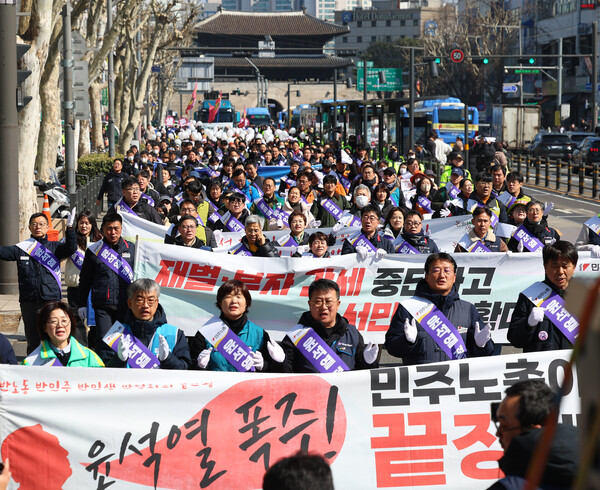 윤석열 정권 퇴진 노동권·사회공공성 쟁취 노동자 행진 참가자들이 9일 오후 서울 동대문디자인플라자에서 프레스센터 방면으로 거리행진을 하고 있다. 2024.3.9. 연합뉴스
