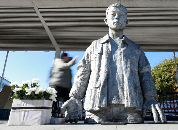 서울 종로구 청계천 버들다리(전태일다리) 위에 있는 전태일 동상. 2023.11.12 연합뉴스