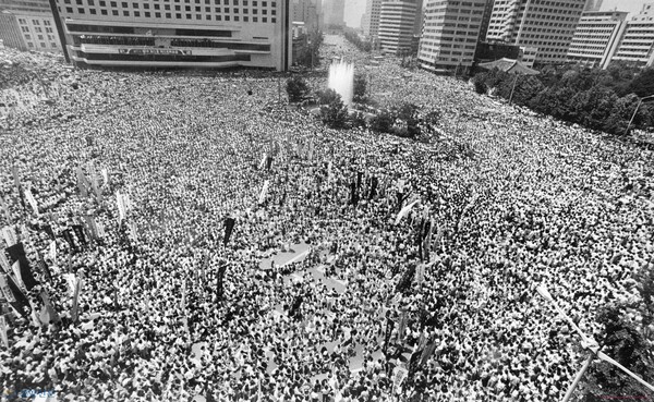 1987년 7월 9일, 이한열 열사 서울시청 앞 노제. 김민기는 이 자리에서 백만 명의 군중이 부르는 ‘아침이슬’을 들으며 ‘이제 이 노래는 내 노래가 아니구나’라고 생각했다. 사진 출처 : 6월항쟁 공식 홈페이지