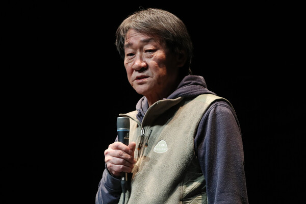 2018년 2월 26일 김민기 학전 대표가 서울 종로구 동숭동 학전블루소극장에서 열린 '2018 학전 신년회'에서 인사말을 하고 있다. 2018.2.26. 연합뉴스