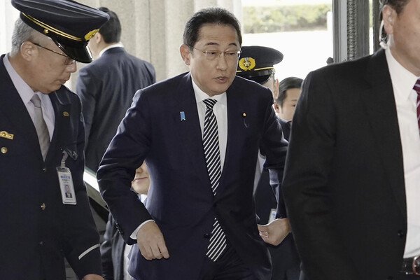 기시다 후미오 일본 총리가 29일 중의원(하원) 정치윤리심사회에 출석하려 국회로 들어가고 있다. 기시다 총리는 집권 자민당의 '비자금 스캔들'에 대해 직접 해명할 예정이다. 2024.02.29. 교도 AP 연합뉴스