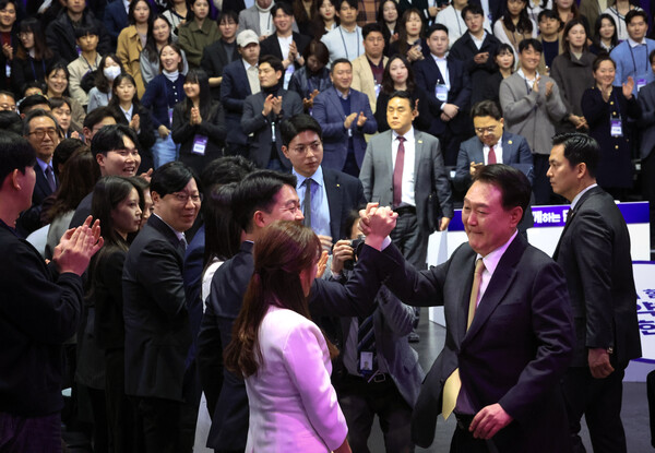 윤석열 대통령이 5일 경기 광명시 아이벡스 스튜디오에서 '청년의 힘으로! 도약하는 대한민국!'을 주제로 열린 열일곱 번째 국민과 함께하는 민생토론회를 마치며 참석 청년들을 격려하고 있다. 2024.3.5. 연합뉴스