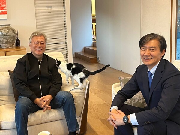 조국 전 법무부 장관이 지난 12일 경남 양산시 하북면 평산마을에서 문재인 전 대통령을 예방하고 있다. 2024.2.13. 연합뉴스