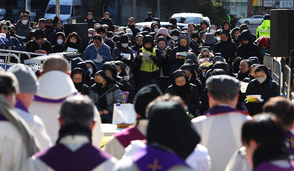 삼일절인 1일 오후 서울 종로구 옛 일본대사관 앞에서 열린 일본군 '위안부' 문제의 정의로운 해결을 위한 미사에 참석한 수녀들이 기도를 하고 있다. 2024.3.1. 연합뉴스