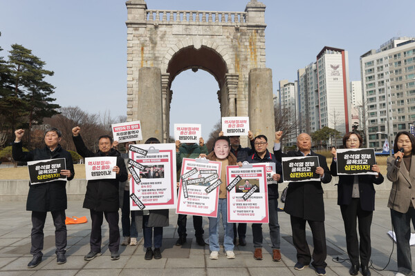 6일 오전 서울 서대문구 독립문 앞에서 열린 '강제동원 굴욕해법 발표 1년 시민사회 기자회견'에서 참석자들이 구호를 외치고 있다. 2024.3.6. 연합뉴스