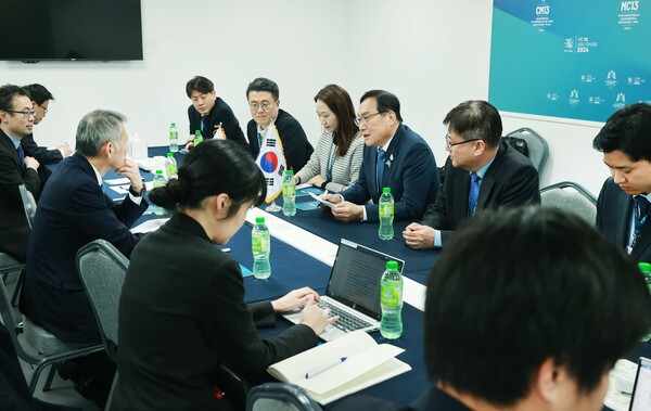 정인교 통상교섭본부장은 29일(현지시간) 아랍에미리트(UAE) 아부다비에서 열린 제13차 세계무역기구(WTO) 각료회의(M-13) 참석을 계기로 호사카 신 일본 경제산업성 통상차관과 면담을 갖고, 한-일 양국 간 첨단산업 공급망 협력 방안 등을 논의했다. 2024.2.29. 연합뉴스