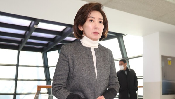 나경원 전 의원이 8일 오전 서울 종로구 서울대병원 장례식장에 마련된 김영삼 전 대통령의 부인 손명순 여사 빈소에 들어서고 있다. 나 전 의원은 여론조사꽃 서울 동작을 총선 가상 대결에서 민주당 류삼영 전 총경에 앞서는 것으로 나타났다.2024.3.8. 연합뉴스