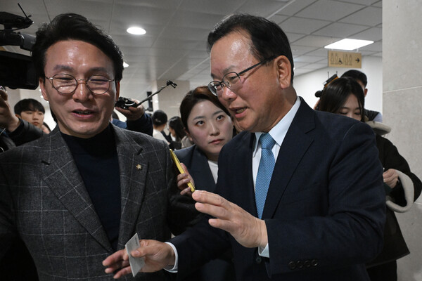 김부겸 전 국무총리가 11일 국회 소통관에서 4·10 총선 더불어민주당 선거대책위원회 합류 기자회견을 마친 뒤 김민석 총선 상황실장과 함께 퇴장하고 있다. 2024.3.11 [공동취재] 연합뉴스