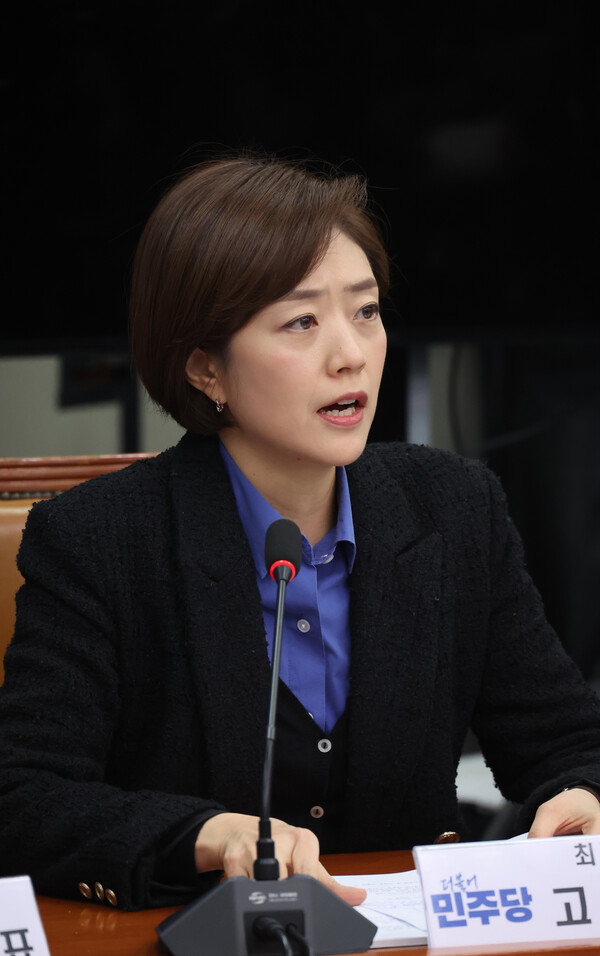 더불어민주당 고민정 의원이 11일 국회에서 열린 최고위원회의에서 발언하고 있다. 고 의원은 당 공천 갈등 과정에서 최고위원직을 사퇴했었다. 2024.3.11. 연합뉴스