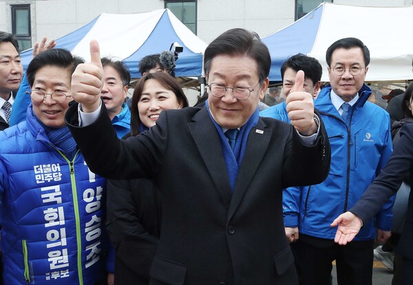 더불어민주당 이재명 대표가 11일 충남 홍성군 홍성시장을 방문해 시민들에게 인사를 하고 있다. 2024.3.11 [공동취재] 연합뉴스