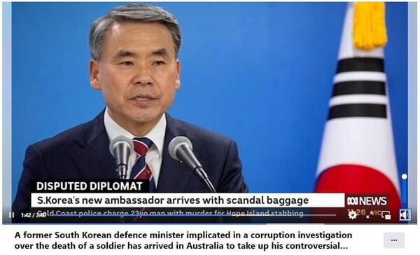 호주 최대 공영방송인 ABC의 12일 보도에 '논란의 외교관'이란 제목 아래에 "신임 한국 대사가 추문 보따리를 들고 도착했다"는 내용의 자막이 씌어 있다. 2024. 03. 12. [ABC 방송 갈무리] 시민언론 민들레