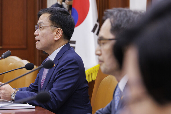 최상목 부총리 겸 기획재정부 장관이 13일 오전 서울 종로구 정부서울청사에서 열린 비상 경제장관회의에 참석해 최근 고용동향 등 경제 지표에 대해 발언하고 있다. 2024.3.13. 연합뉴스