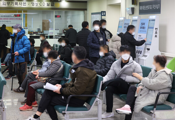연일 계속되는 의료공백을 메우기 위해 군의관과 공중보건의까지 의료 현장에 투입된 가운데 12일 서울 시내의 한 병원 접수창구가 내원객들로 붐비고 있다. 2024.3.12 연합뉴스