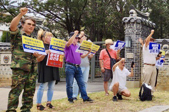 시드니 촛불행동 등 교민 20여 명은 13일(현지시간) 오후 캔버라 주호주 대한민국 대사관 앞에서 이종섭 신임 호주대사 규탄 집회를 열고 “이종섭은 돌아가라” “호주대사 웬말이냐 도주대사 구속하라” “법치파괴 민생파괴 윤석열을 탄핵하라” 등의 구호를 외쳤다. 2024.3.13. 호주 촛불행동