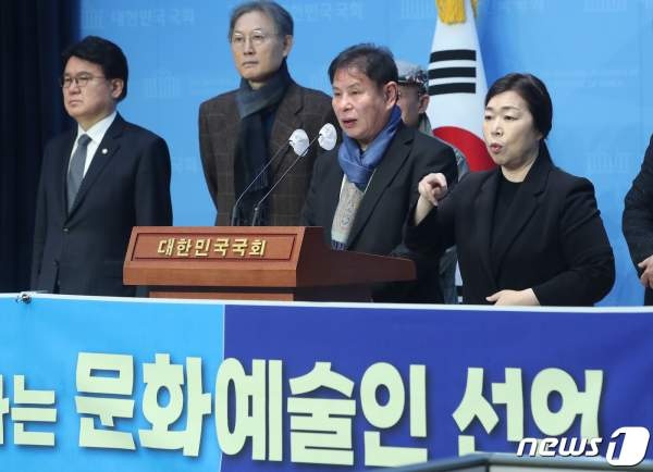 문화예술인들이 조국혁신당을 지지하는 선언을 발표하고 있다. 2024.3.14. 뉴스1
