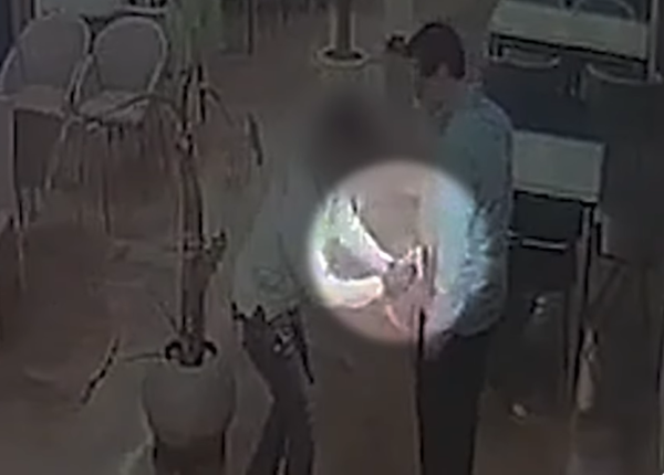 2022년 10월 1일 충북 청주시의 한 카페 사장이 국민의힘 정우택 의원에게 돈 봉투를 건네는 장면이 CCTV에 찍혔다. TV충북인뉴스 화면 갈무리